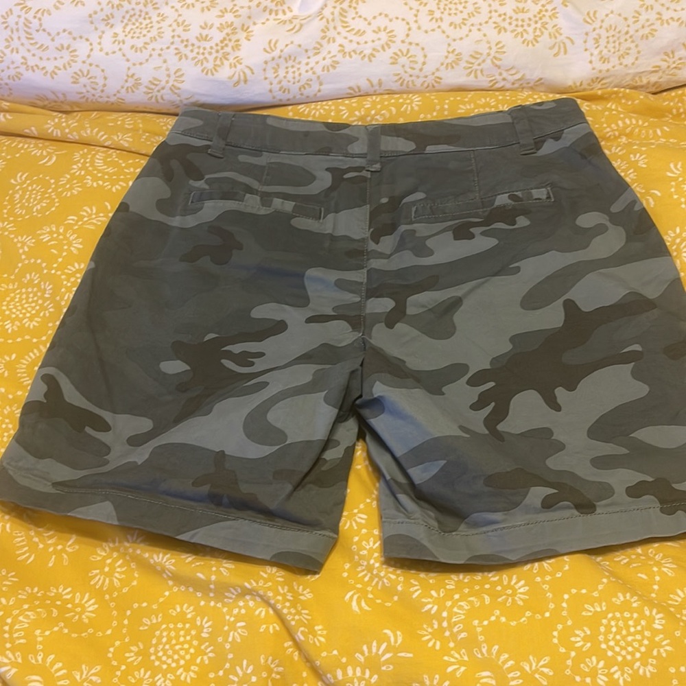 GAP GIRLFRIEND KHAKI SHORT - CAMO - Picture 5 of 10